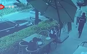 碰上硬茬了！墨西哥两名歹徒在餐厅抢劫反被顾客开枪打伤