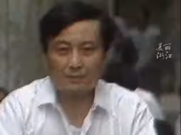 1990年，宗庆后跑遍38所小学，前后拿出570万元改善教师待遇、修缮校舍！而他自已的企业办公却简陋拥挤。（来源：@美