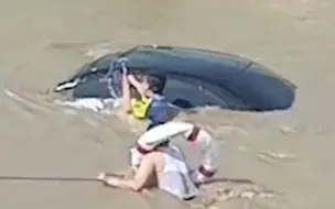 轿车坠河即将没顶，民警果断跳河救人。网友：这就是人民警察！