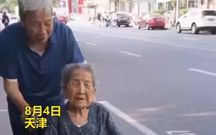 108岁妈妈想出去溜溜，85岁儿子推着母亲一路看风景，“乌鸦反哺”孝顺儿子忘记自己也是老人！