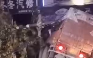 三门峡一大货车撞断电线杆冲进路边门面房，目击者称已致2死