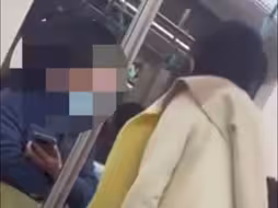 女子在地铁上与男子发生冲突，激动怒怼：你有几套房？