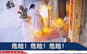 女店员用酒精灯烤鱿鱼，加酒精时火焰突起，围观女子提着孩子就跑