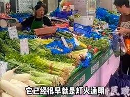 新民晚报记者台风天走访上海菜市场：摊位菜品满满当当，全力保障“菜篮子”量足价稳