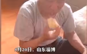 父母第一次吃榴莲，表情变化太丰富，父亲一句话让女儿当场笑喷！