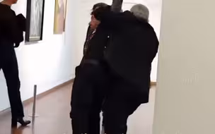 环保人士再对博物馆下手！ 向名画泼黑色不明液体