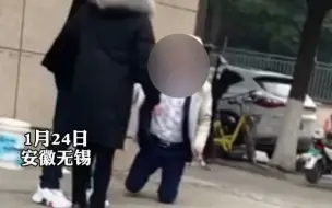 “我求求你还我钱”！ #男子当街跪地磕头乞求还钱 ，附近商店老板：两人兄弟关系，嫂子和弟弟在一起了