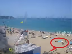 俄海滩遭袭新画面曝光：大量集束弹在海面砸起密集水柱  俄罗斯誓言报复