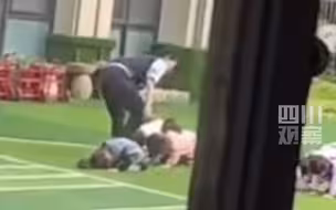 成都一幼儿园教师排练节目时拖拽幼儿，教育局通报：涉事教师已停职