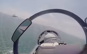 空军歼击机飞行员连续飞行十小时有何难度？传递何种信息？