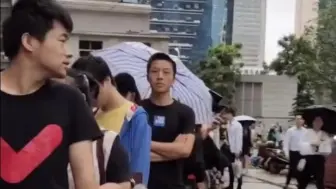 早高峰遇上等电梯，长沙一写字楼外排起了40米长队