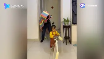 父女俩在家“舞狮子” 享受亲子时光