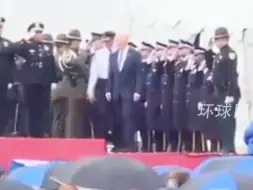 拜登上台时险些摔倒，走上第一级台阶突然踉跄，穿制服人员贴身伸手保护
