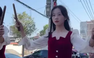 锣鼓队里来了年轻血液 女孩动作熟练 干脆利落 网友：又美又飒！