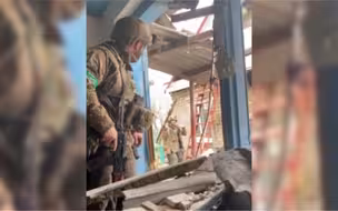乌军士兵扛着火箭筒站上梯子开火吓跑狗，随后现场枪声大作，众人生死不明