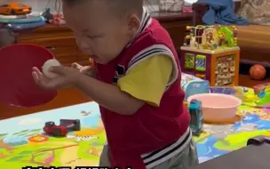 2岁萌娃看女乒比赛自学乒乓球，动作和气势都狠狠拿捏了。