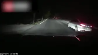 货车起火后车司机疯狂鸣笛提醒逼停：不管谁看到都会这么做