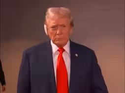 特朗普耳缠绷带，现身共和党全国代表大会，挥拳回应人群欢呼