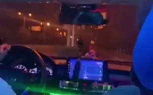 男子从KTV出来打车回家，结果坐进KTV装扮的出租车，感觉又回到了KTV