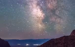 英仙座流星雨划过新疆上空，群星璀璨！深蓝色的天幕上布满星斗，赶紧来许愿吧！
