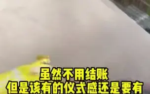 小伙隔离在超市内 免费零食吃不完 直言：太爽了！