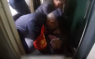 列车乘客突发昏厥众人接力救人，医生、乘警上演20分钟黄金救援