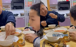 爸爸给妈妈剥螃蟹 儿子张嘴等投喂等了个寂寞 忍不住发出灵魂拷问