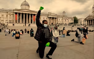 随美国制裁俄罗斯遭报应，英国多个城市爆发抗议，美把盟友坑惨了