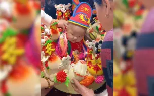 萌娃百日宴被“老鼠”包围 却被网友羡慕不已