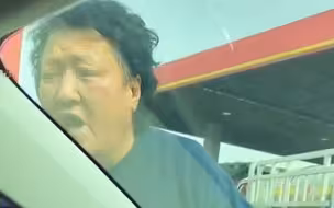 六旬大妈自称神经病强行拦车要钱被拘：给我5块钱你就走