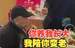 男子餐馆里细心给老父亲喂饭