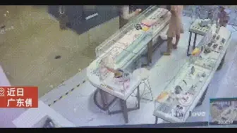 女子试戴戒指趁店员不备扭头就跑，被抓后坦言因为喜欢