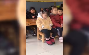 萌娃打瞌睡忍不住靠在同学身上 小女孩发现后赶紧直起腰给她靠