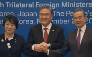 王毅出席中日韩外长会 ：中方将本着与邻为善以邻为伴的方针，推动三国合作重入正轨。