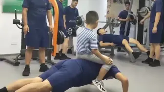 9岁男孩暑期滞留消防队40天成团宠，与消防员同吃住同训练