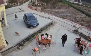 男孩独自骑自行车 刚起步直接骑进沟里 自己爬出来才被家人发现