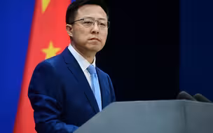 拿着锤子的人，看什么都像钉子