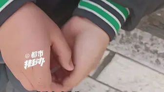 (一)仨小孩一个月花掉6000多块？“都在小卖部买吃的喝的了”   孩子妈妈：小卖部老板肯定有责任