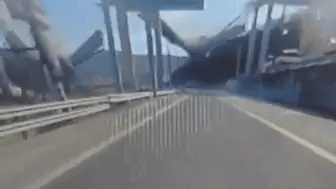 韩国一高速公路在建桥梁倒塌致多人死伤 桥身断裂坠落瞬间曝光