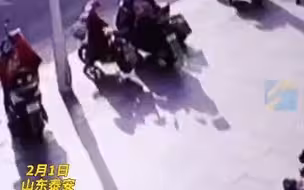 妈妈粗心孩子跑丢 幸亏保安大叔及时发现 网友：这一刻你宛若天使