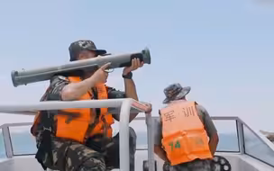 帅！特种兵扛93毫米单兵火箭 ，海上远距离精准命中