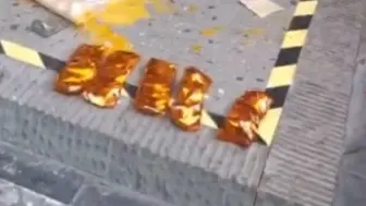涉事门店被群众扔鸡蛋，星巴克微博回应：驱赶民警是沟通误会