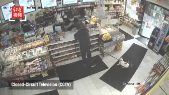 男子当着警察的面持刀打劫便利店，后被店员夺刀