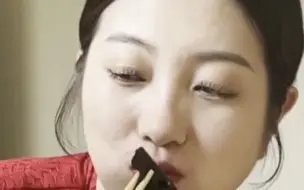连续忙碌10小时，新娘婚宴上“表演”搂席，网友:搂席还这么可爱