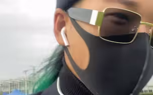 尴尬！男子身着潮装去音乐节，结果台上全是儿童跳拉丁和亲子游乐