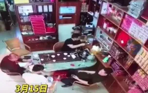 大哥拿出打火机准备点烟，不料打火机突然爆炸冒出一团火