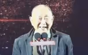 怀念“老顽童”黄永玉  当年给单霁翔颁奖时出人意料地问道：故宫的洗手间怎么样了