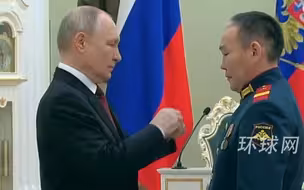 曾在肉搏战中击败乌士兵，被对方称为“最好的战士”，俄战士接受普京授勋
