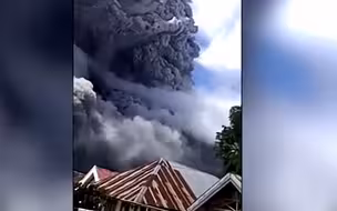 印尼火山剧烈喷发 喷射火山灰高达5000米