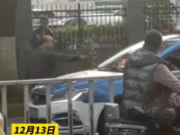 一男子和出租车司机发生冲突，男子不断拍打引擎盖后站在车前，司 机直接开车撞人#社会百态